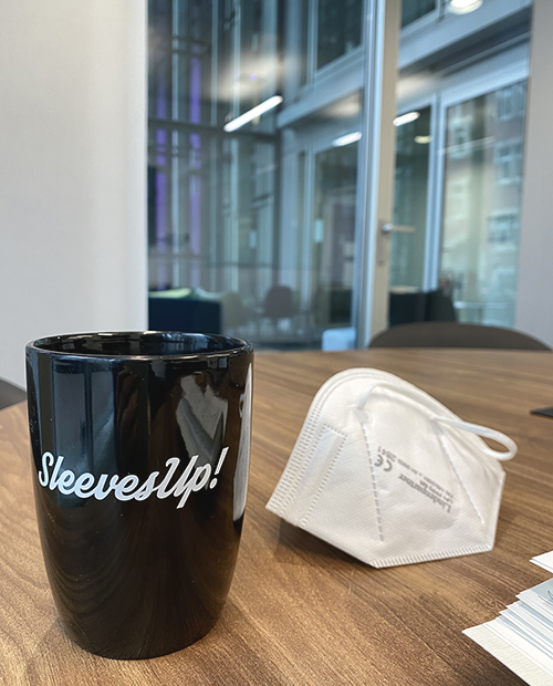 SleevesUp! Tasse und Maske auf dem Tisch