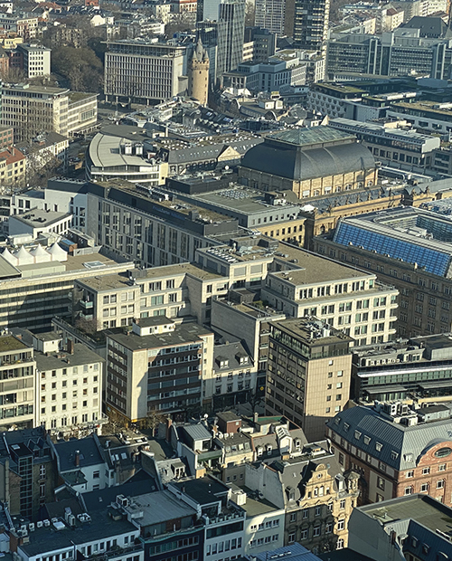 Ausblick aus dem K-1 im Main Tower auf Eschenheimer Turm, Börse und zahlreiche andere Gebäude