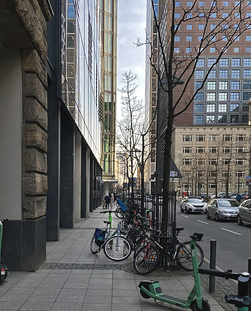Neue Mainzer Straße, Autos, Japan Center, Fahrräder auf dem Bürgersteig, Roller