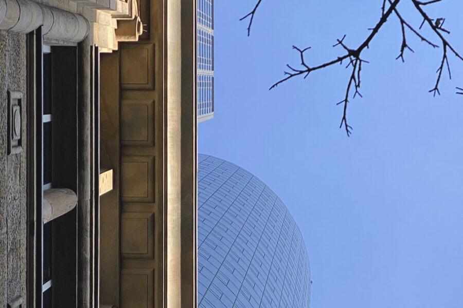 Main Tower von unten, Baumäste, Teil eines klassizistischen Gebäudes